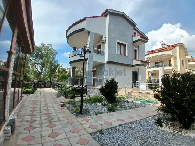 Site İçi Tam Müstakil Geniş Bahçeli 3+1 Yıllık Kiralık Villa 4