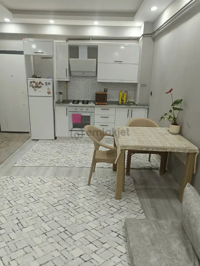 Akev Gayrimenkul'den Konuklu'da Cadde Üstü Eşyalı 1+1 Daire 1