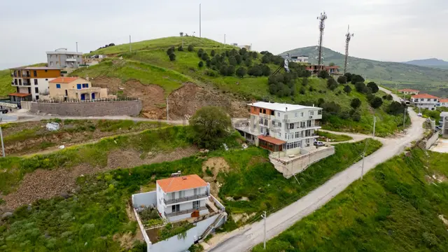 Foça Bağarasında Prestijli Konumda 30/60 İmarlı Özel Arsa 2