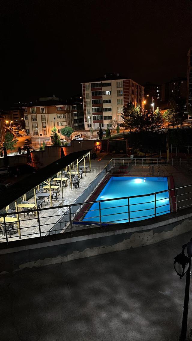 Wisremden Aydınlıkevler Çebioğlunda Geniş Havuz Manzaralı Daire 4