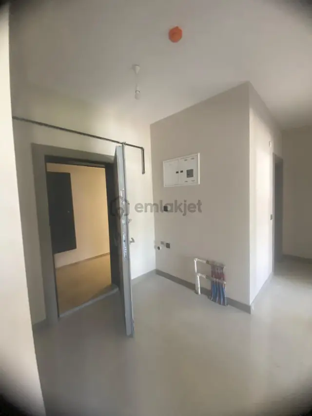 Deniz Emlak'tan Bahçelievler Toki'de Kiralık 2+0 Daire.16.000 Tl 2