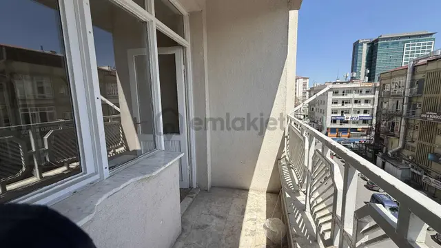 Sivas Caddesi Üzerinde 4+1 Odalı Geniş Ferah Daire 5