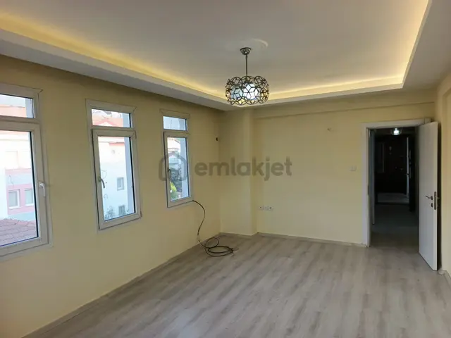 Stop'tan 22 Metrelik Yol Yanında Satılık Tadilatlı 3+1 1