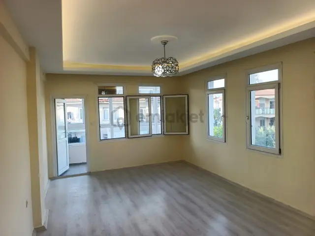 Stop'tan 22 Metrelik Yol Yanında Satılık Tadilatlı 3+1 2