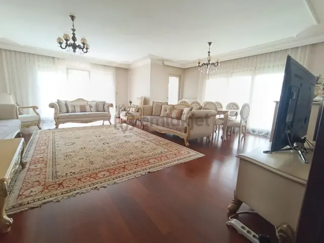 Bahçelievler Çalışlar Caddesine Yakın 220 M² Geniş 4+1 Satılık 3