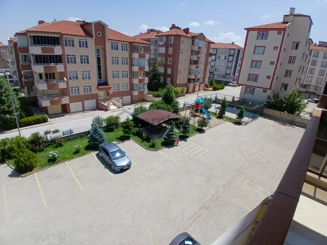 Akçay Emlak'tan Akşehir Yarenler Mahallesinde Site İçinde Makascı Yapımı Ara Kat Satılık 3+1 Daire 4