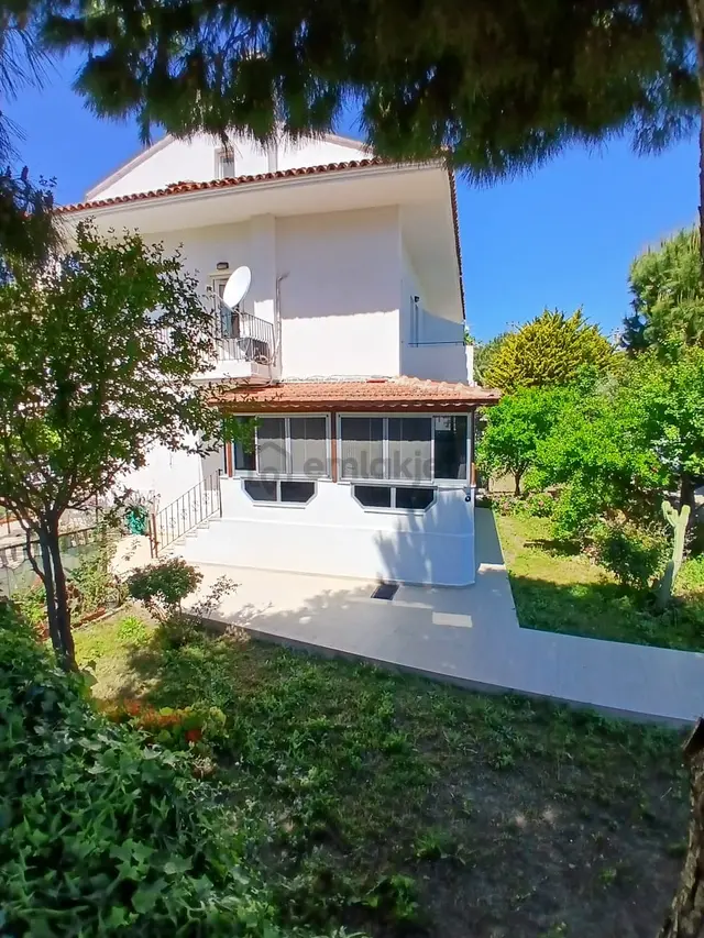 Çeşme Dalyan’da, Havuzlu Site İçinde Satılık 4+1 Köşe Villa 2