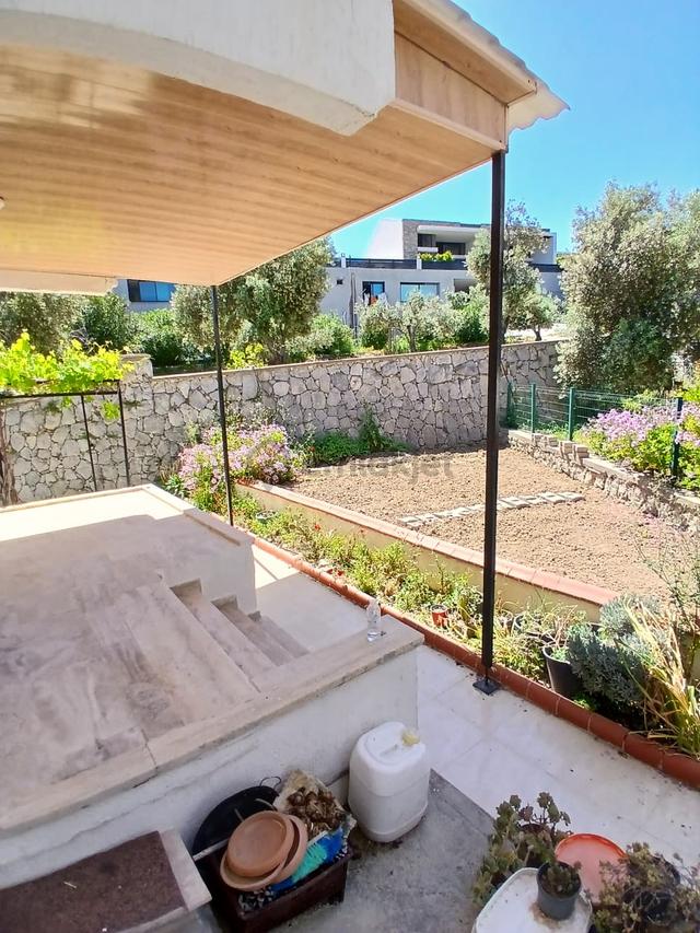 Çeşme Dalyan’da, Havuzlu Site İçinde Satılık 4+1 Köşe Villa 4