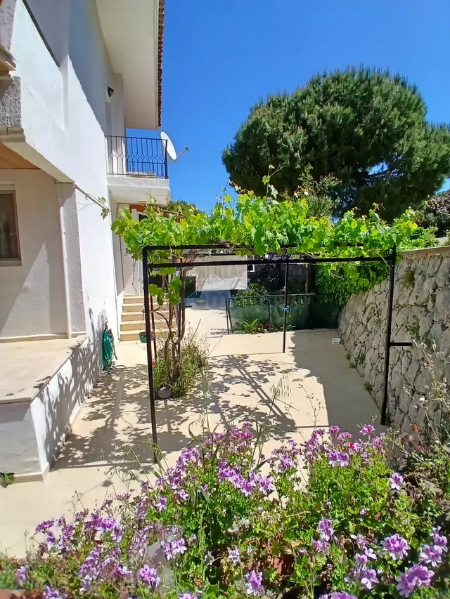 Çeşme Dalyan’da, Havuzlu Site İçinde Satılık 4+1 Köşe Villa 3