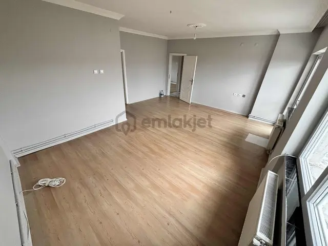 A L C Den Site İci Metro Yakını Ara Katta 3+1 Satılık 4