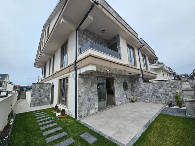 Deniz'den 4+1 Bahçeli,yerden Isıtmalı, Denize Yakın Villa 5