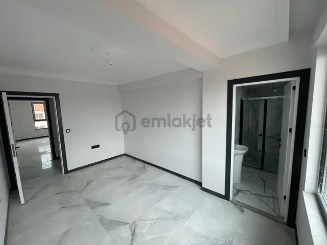 2+1-105 M2-asansörlü-lüks Daire-araç Takasına Uygun 4