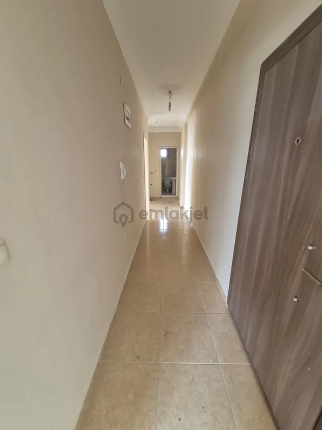 Kiralık Daire Arsuz Madenli Ana Caddeye 200 Metre Mesafede Ara Katta Geniş Balkonlu 5