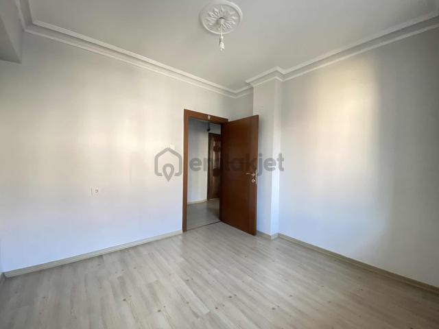 Alsancak Mahallesinde 1. Kat 4+1 Satılık Daire 2