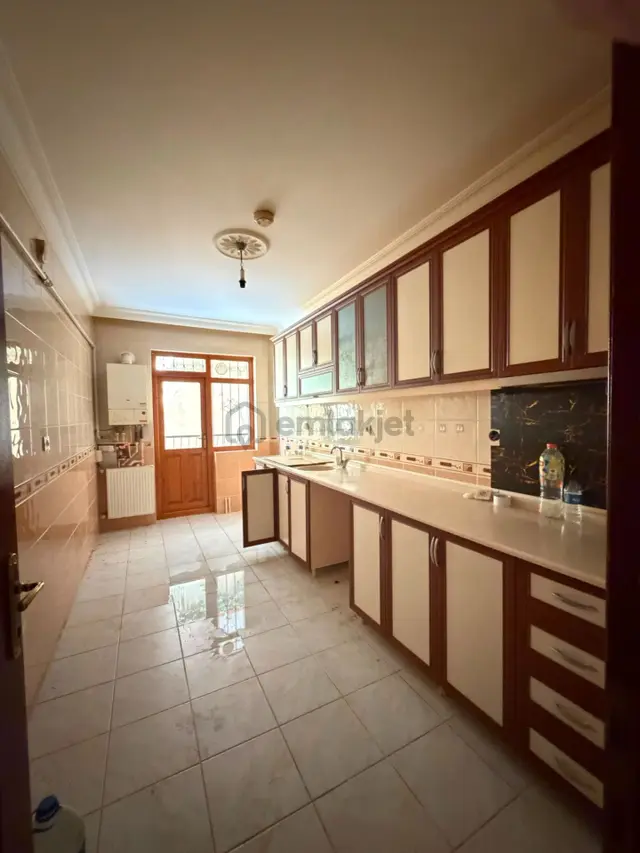 Satılık*osmangazi*aşıkpaşa Caddesin De*katta*geniş*yapılı*daire*