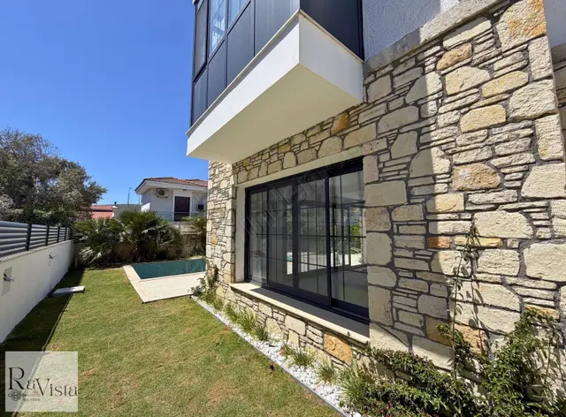 Çeşme Alaçatı M. Yürüme Mesafesinde Tam Müstakil Havuzlu Villa 3