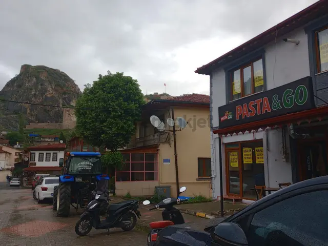 2 Adet İş Yeri + 2 Adet 1+1 Daire Olmak Üzere 4 Ayrı Tek Tapulu 2