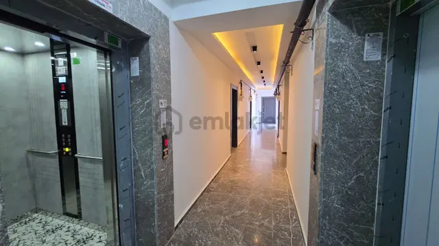 Menderes Barbaros'ta Sıfır Binada 1+1 Çift Balkonlu Yerden Isıtmalı Kapalı Otoparklı Kiralık Daire 4