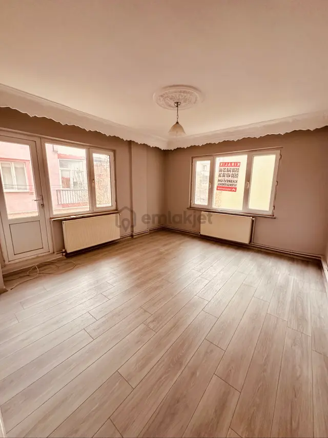 Kasrevi’den Yunusemre Mahallesinde 2. Kat Ara Kat 2+1 Kiralık Daire 3