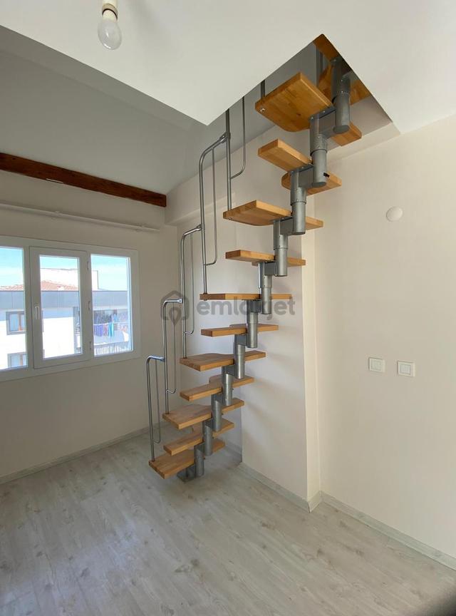 Uzun Emlak'tan Muradiye'de Cumhuriyet İöo Yanı 1+1 Loft Daire 5
