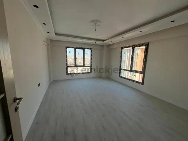 Serkan Gayrimenkulden Bağıcılar Barboros Mahallesinde 3+1 Sitede Kapalı Otoparklı 3+1 Daire 4