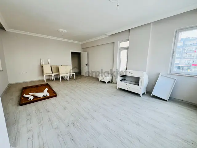 Süper Konumda İçi Full Tadilatlı Çok Geniş 3+1 4
