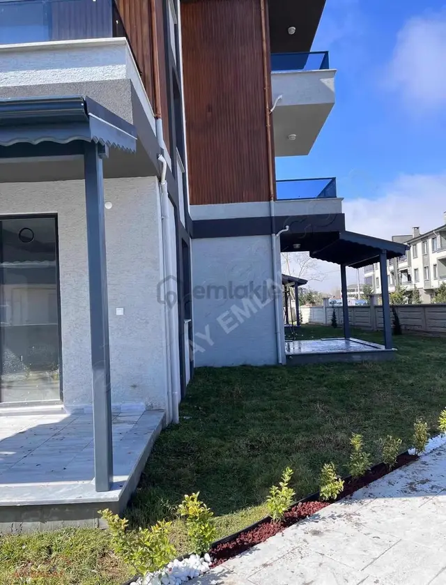 Aziziye Mahallesinde Ara Katta Havuzlu Kiralık Sıfır 2+1 Daire 2