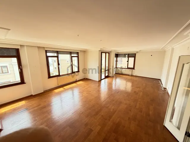 Moda Sahil'de 200m2 Kısmi Manzaralı 2 Banyolu 2.kat Kiralık 4+1 3