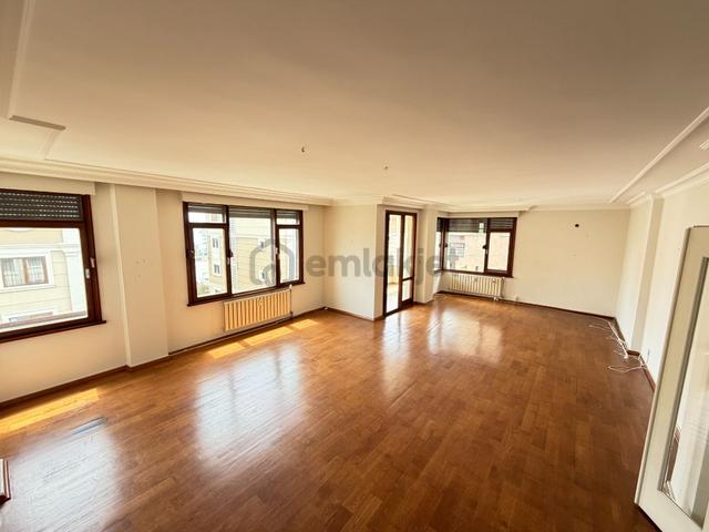 Moda Sahil'de 200m2 Kısmi Manzaralı 2 Banyolu 2.kat Kiralık 4+1 4