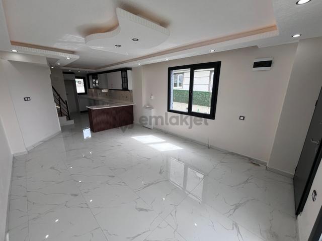 Merkezi Konumda, Önü Kapanmaz, Balkon Mutfaklı 4+1 Geniş Villa! 4