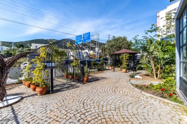Bodrum Ortakent Kavşağı’nda Anayol Cepheli Kiralık İşyeri 2