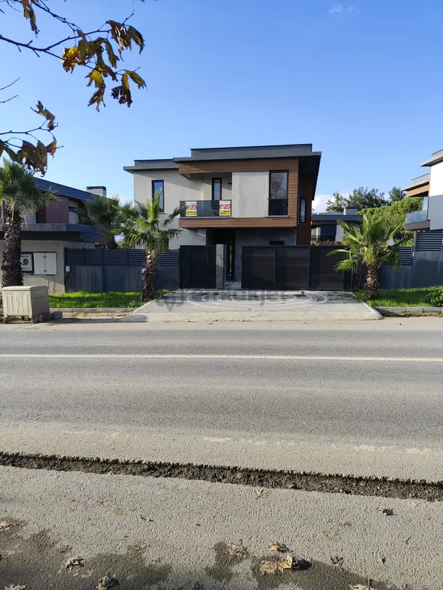 Silivri Ortaköyde Kiralık Müstakil Havuzlu 5+1 Bahçeli Villa 2