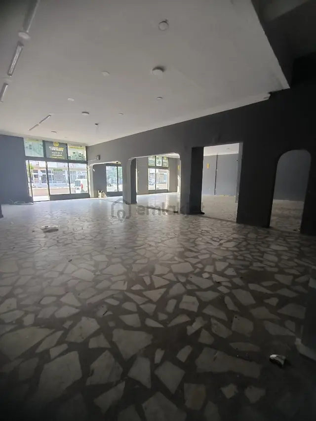 Bucakın En Değerli Ticaret Noktasında Kiralık Dev İş Yeri! 2