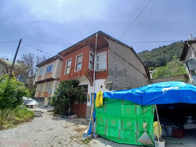 Akçay Emlak'tan Akşehir Seyyid Mahmud Hayrani Türbesi Yanında Satılık İki Katlı Müstakil Ev 3