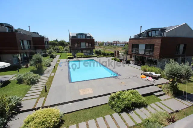Tamiş'den Tuzla Marine Villalarında Havuzlu 5+2 Triplex Villa