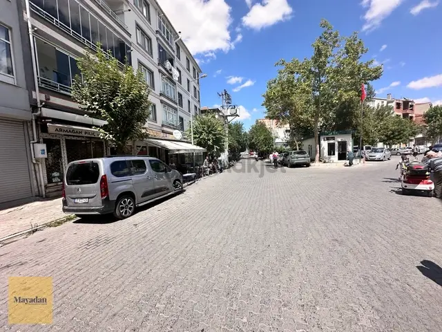 Özerler Mahallesinde İkinci Çeşme Meydanında Satılık 711 M2 Arsa 1