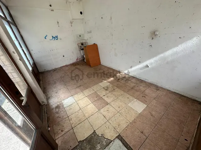 Hocahasan'da Köşe Konum | Çift Cephe Depolu Kiralık Dükkan 3