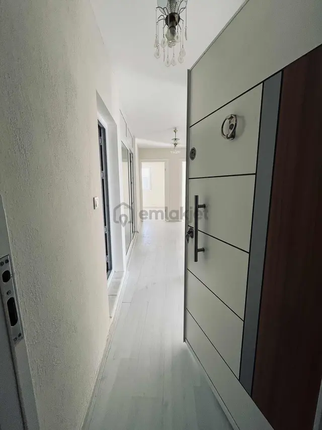 Bornova Yakaköy'de Sessiz, Doğa Manzaralı Boyalı Temız 3+1 Daıre 2