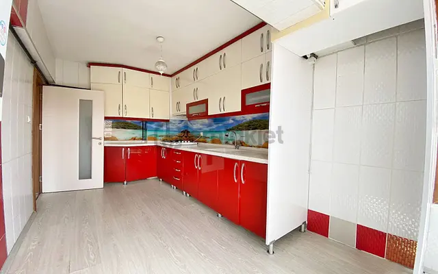 Bağlarbaşı Metroya 7 Dakika Yürme Mesafesinde 3+1 Katta Daire