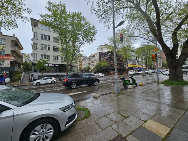 Kozyatağı Mah. Şemsettin Günaltay Cd Üzerinde Satılık Dükkan 4