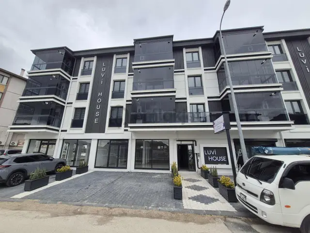 Sağlam Emlaktan Filli Kavşakta Satılık Eşyalı Kapalı Otoparkl1+1