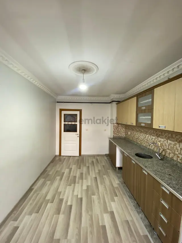 Alipaşa Mahallesi Suvaroğlu'nda Satılık Geniş 4+1 Daire 3
