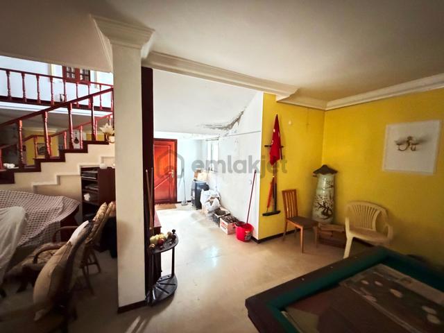 Çatalca'da 2.000m2 Havuzlu 3 Katlı 10+4 Satılık Müstakil Villa 4