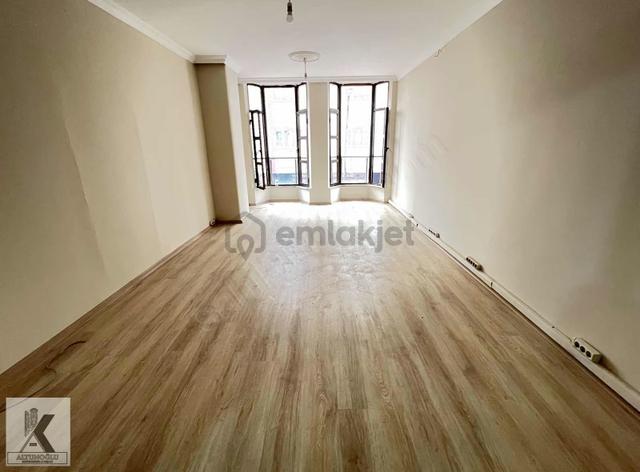 Altunoğlu"ndan Şirinevler Meydan"da İş Hanı İçinde Kiralık Ofis 5