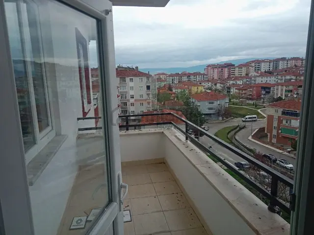 Güvenay - Çorum Bahçelievler M. Akif Ersoy 1. Cadde Üzeri Kiralık 3+1 4