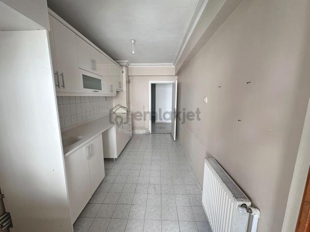 Şafaktepe Park Yakını Cadde Üzerinde Ara Katta Yapılı 3+1 Kiralık Daire 4