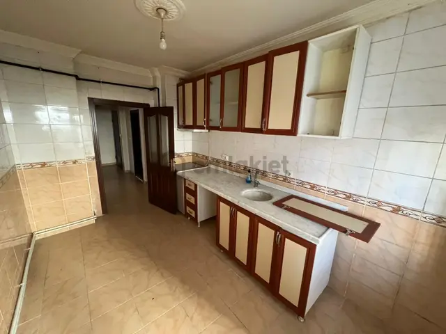 Şafak'tan İncirli'de Cadde Üzeri 3+1 Bağımsız Orta Kat Konumlu 4