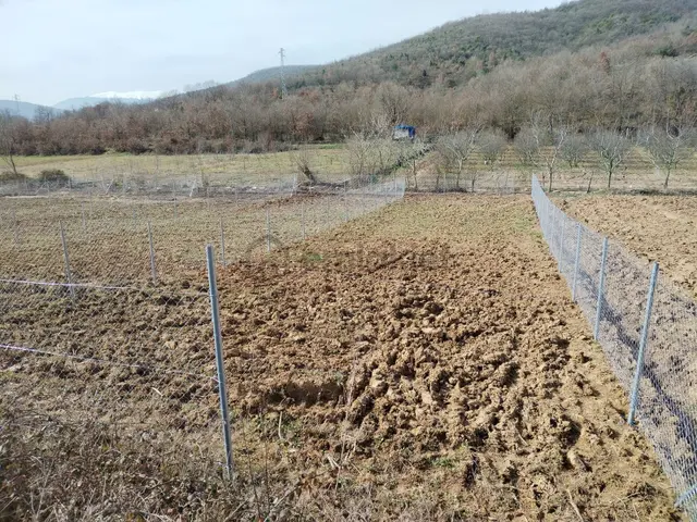 Expert'ten Yeniköyde 306 M2 Tel Örgülü Satılık Hobi Bahçesi 5