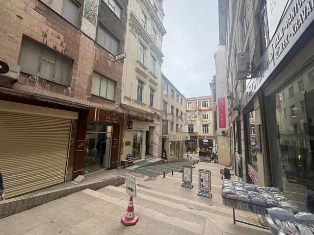 Sirkeci Merkezinde Çok Amaçlı Veya Yatırımlık Satılık Dükkanlar 3