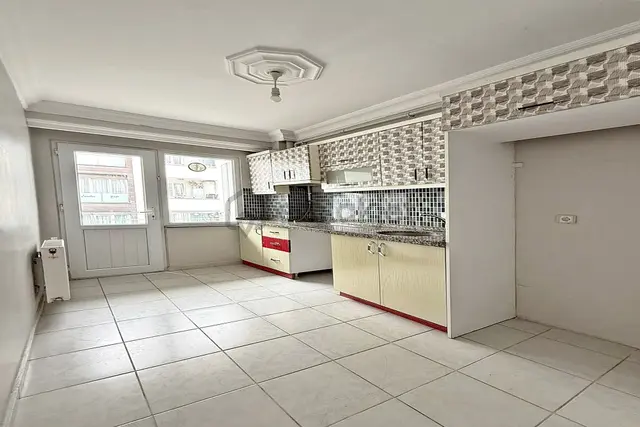 Bahçeşehir'in Dibinde Satılık 2+1 Ara Kat Daire 3